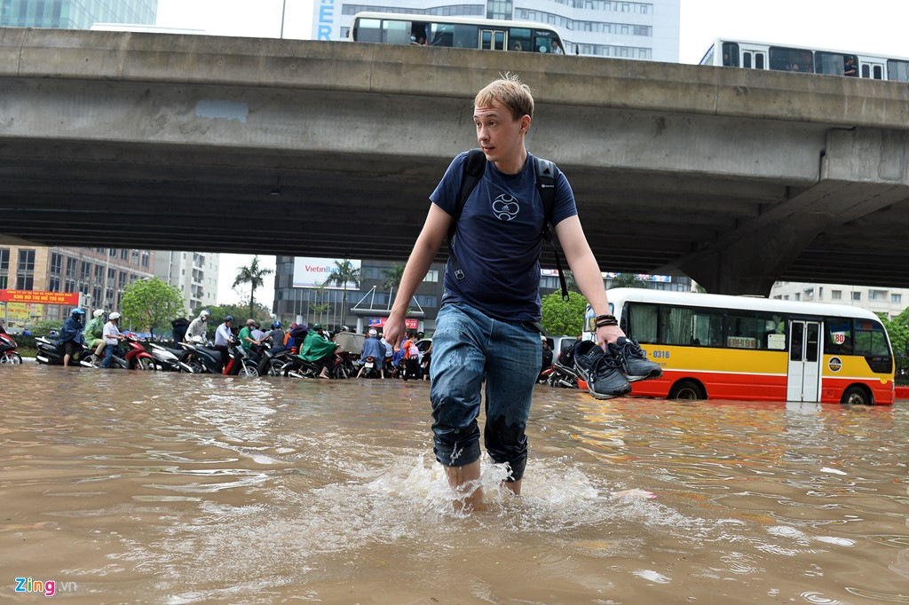Hà Nội ngập sâu, máy xúc được tận dụng đưa học sinh tới trường ảnh 5
