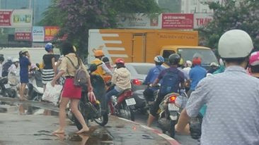 Hà Nội ngập sâu, máy xúc được tận dụng đưa học sinh tới trường ảnh 21 Hà Nội ngập sâu, máy xúc được tận dụng đưa học sinh tới trường ảnh 21