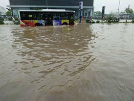 Hà Nội ngập sâu, máy xúc được tận dụng đưa học sinh tới trường ảnh 2