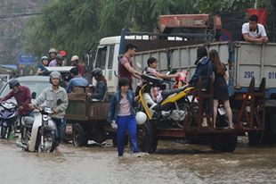 Hà Nội ngập sâu, máy xúc được tận dụng đưa học sinh tới trường ảnh 9