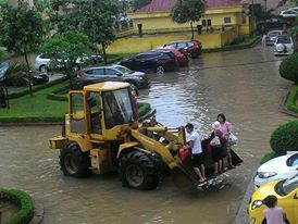 Hà Nội ngập sâu, máy xúc được tận dụng đưa học sinh tới trường ảnh 11
