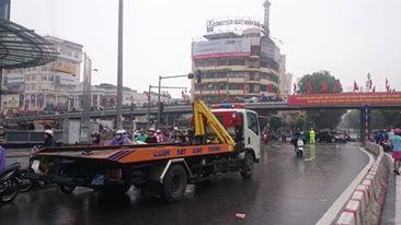 Hà Nội ngập sâu, máy xúc được tận dụng đưa học sinh tới trường ảnh 13