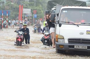 Hà Nội ngập sâu, máy xúc được tận dụng đưa học sinh tới trường ảnh 6