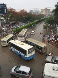 Hà Nội ngập sâu, máy xúc được tận dụng đưa học sinh tới trường ảnh 3