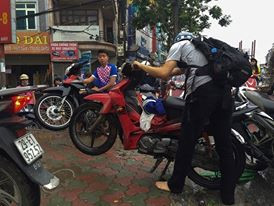 Hà Nội ngập sâu, máy xúc được tận dụng đưa học sinh tới trường ảnh 19