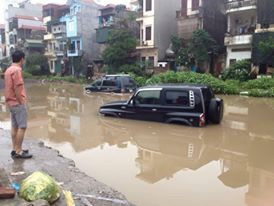 Hà Nội ngập sâu, máy xúc được tận dụng đưa học sinh tới trường ảnh 15