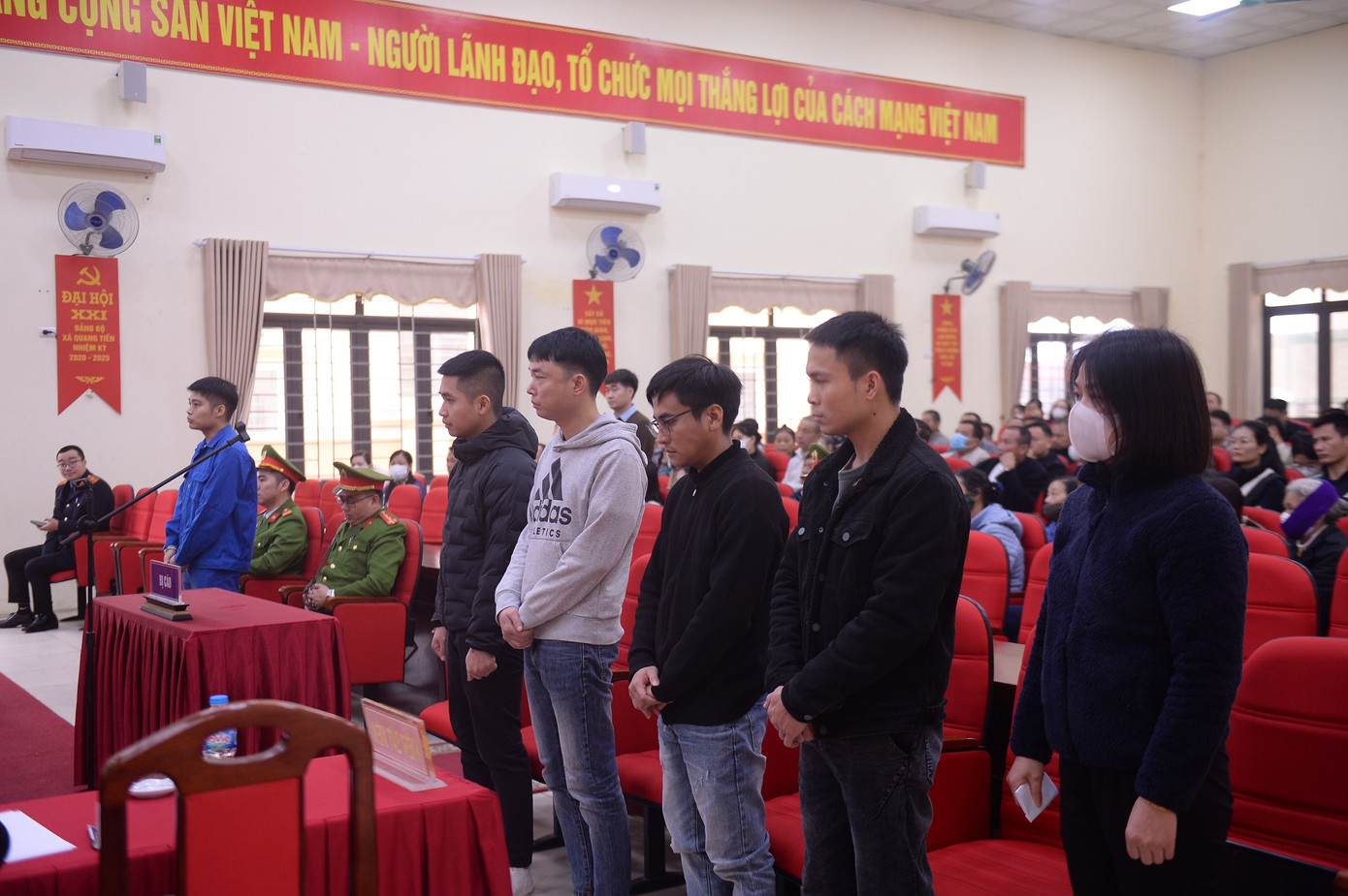 Các bị cáo đứng nghe Viện kiểm sát công bố cáo trạng. Các bị cáo đứng nghe Viện kiểm sát công bố cáo trạng.