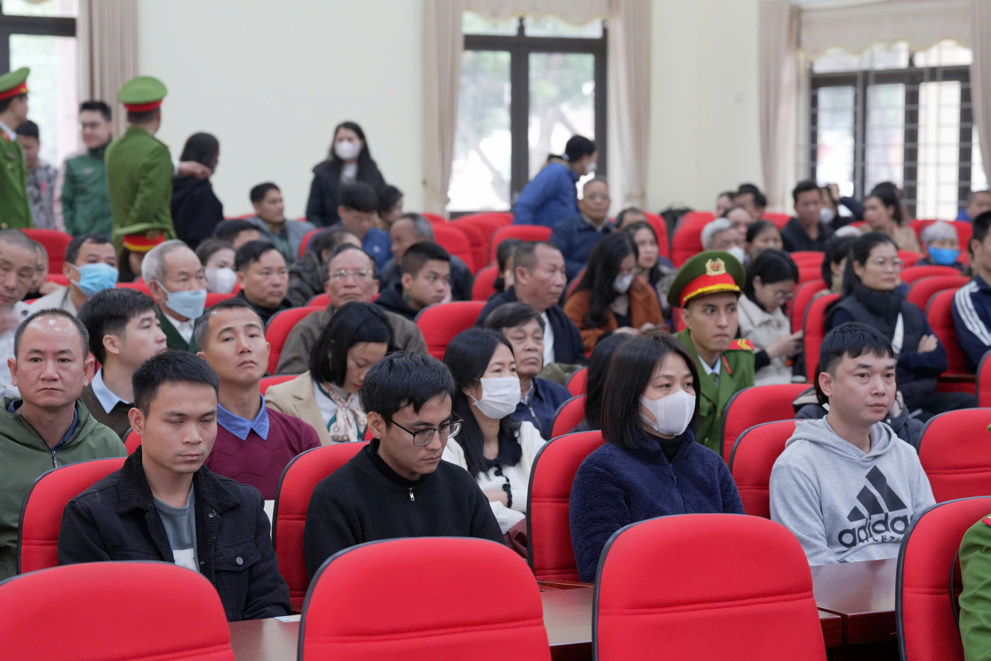 Khoảng 300 người dân tại xã Mai Đình đến theo dõi phiên lưu động. Khoảng 300 người dân tại xã Mai Đình đến theo dõi phiên lưu động.