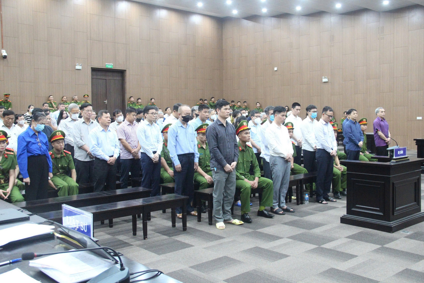 Nhóm bị cáo tại phiên tòa.