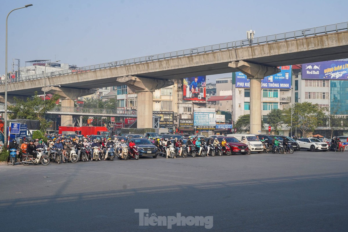 Phương tiện xếp hàng ngay ngắn tại nút giao Mai Dịch (Cầu Giấy) sau khi Nghị định 168 có hiệu lực. Phương tiện xếp hàng ngay ngắn tại nút giao Mai Dịch (Cầu Giấy) sau khi Nghị định 168 có hiệu lực.