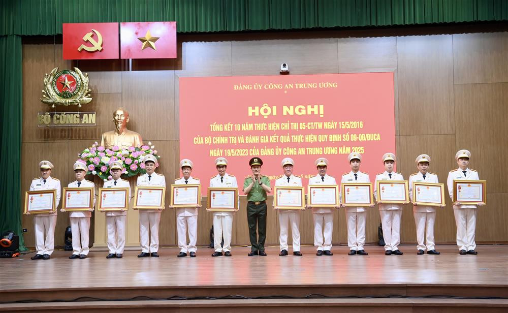 Bộ trưởng Lương Tam Quang trao Huân chương Chiến công các hạng tặng các tập thể và cá nhân có thành tích xuất sắc. Bộ trưởng Lương Tam Quang trao Huân chương Chiến công các hạng tặng các tập thể và cá nhân có thành tích xuất sắc.