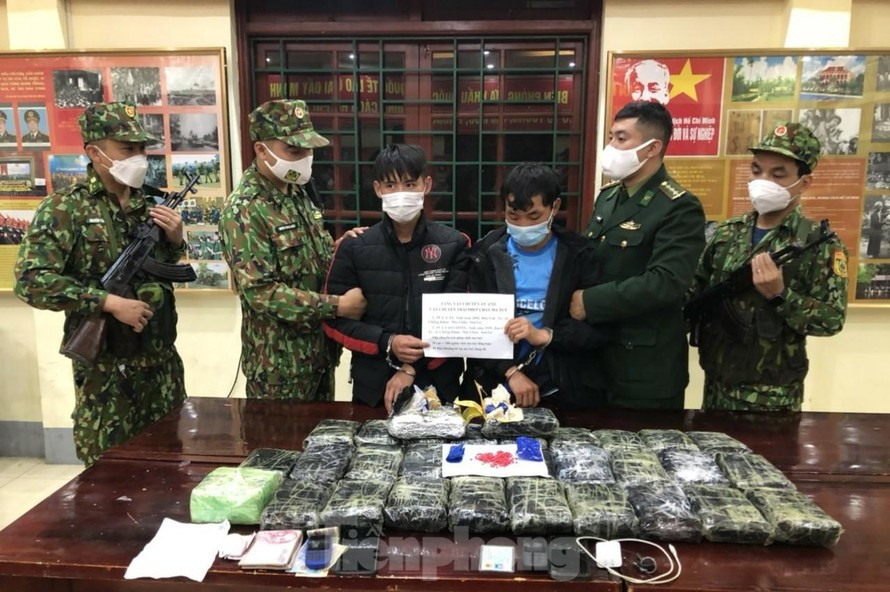 Hai đối tượng cùng tang vật bị lực lượng Biên phòng bắt giữ trong chuyên án A721. Hai đối tượng cùng tang vật bị lực lượng Biên phòng bắt giữ trong chuyên án A721.