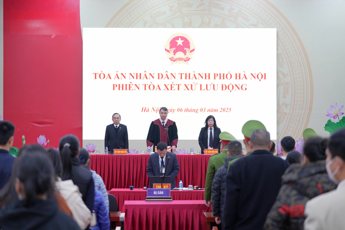 Điều hành phiên tòa là Thẩm phán Trần Nam Hà. Điều hành phiên tòa là Thẩm phán Trần Nam Hà.