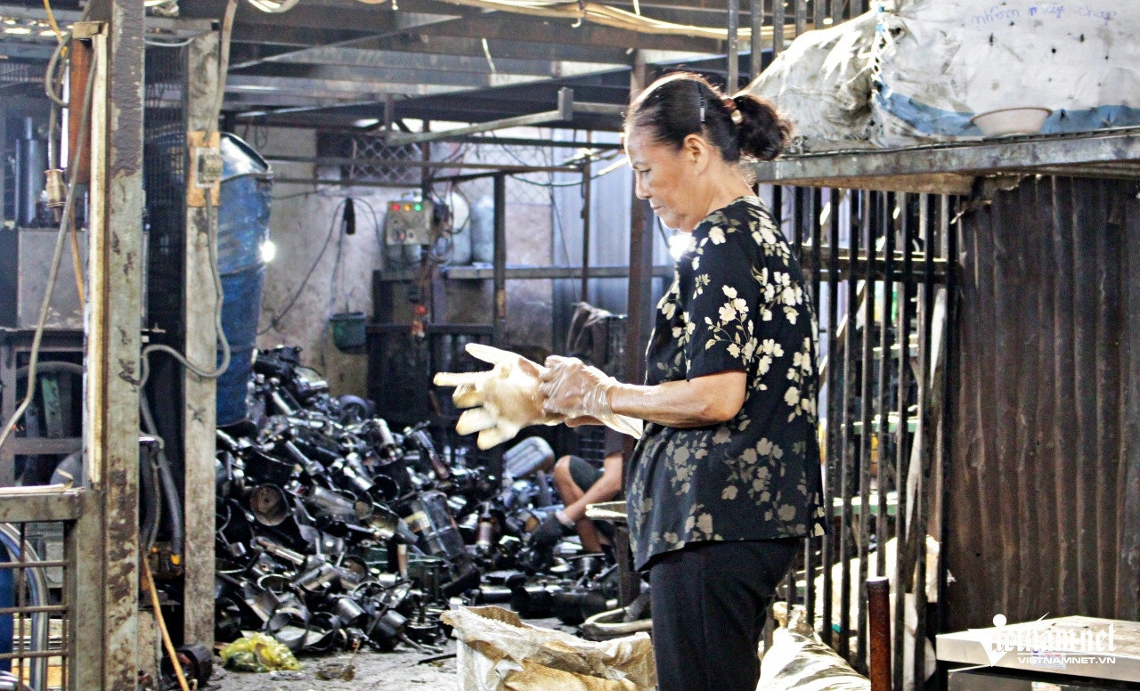 Tuổi xế chiều, bà Nhung phải làm việc nặng nhọc để mưu sinh. Ảnh: Hà Nguyễn