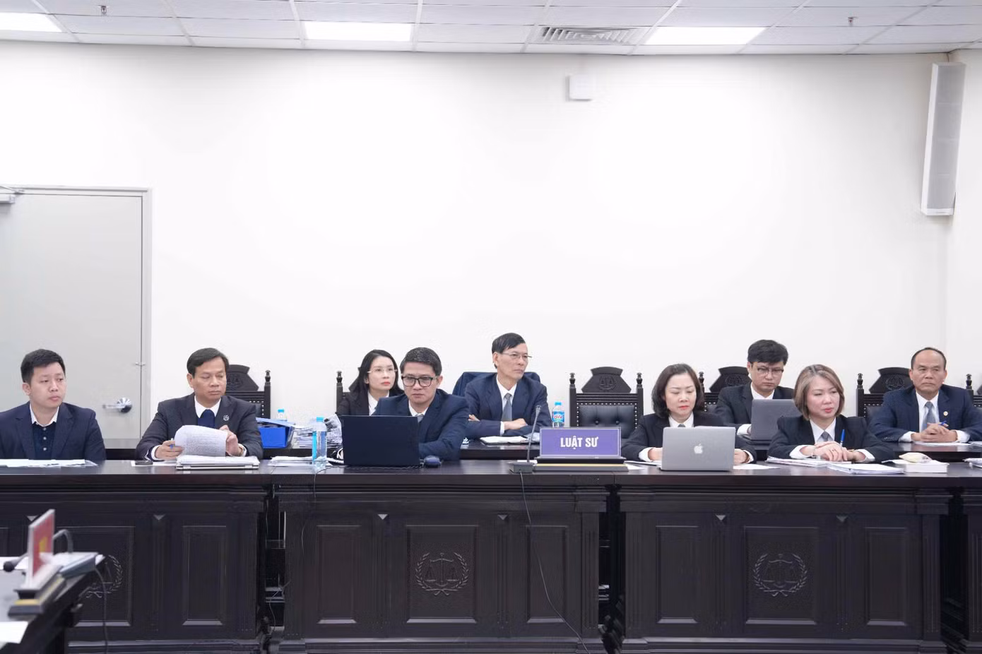 Nhóm luật sư bào chữa cho bị cáo. Nhóm luật sư bào chữa cho bị cáo.