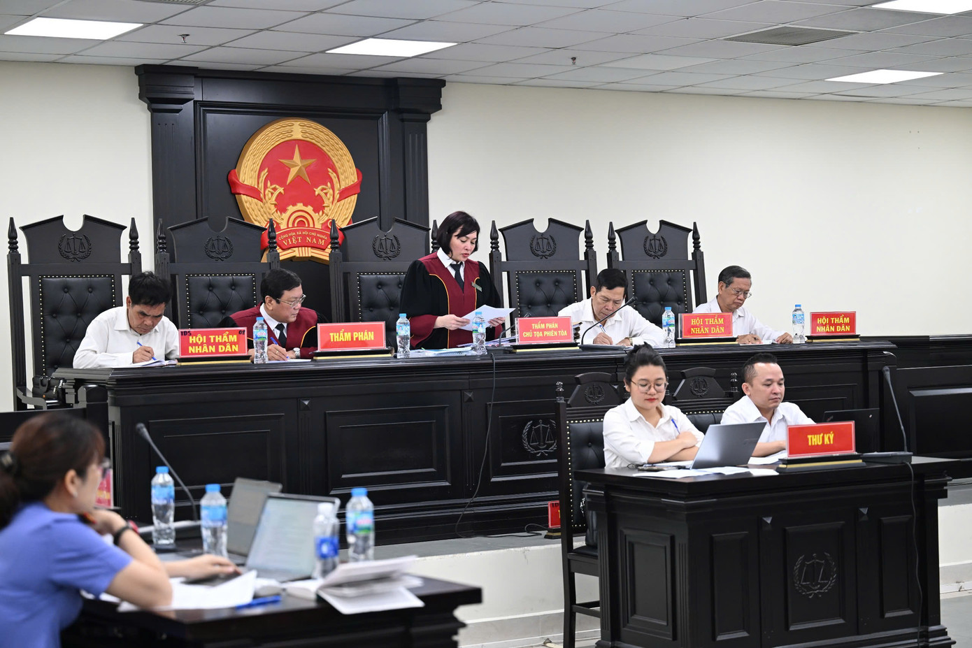 Hội đồng xét xử gồm 5 người do thẩm phán Đặng Mạnh Cẩm Yến làm chủ tọa. Hội đồng xét xử gồm 5 người do thẩm phán Đặng Mạnh Cẩm Yến làm chủ tọa.