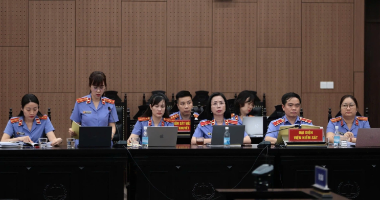 Đại diện Viện Kiểm sát nêu quan điểm luận tội các bị cáo. Đại diện Viện Kiểm sát nêu quan điểm luận tội các bị cáo.