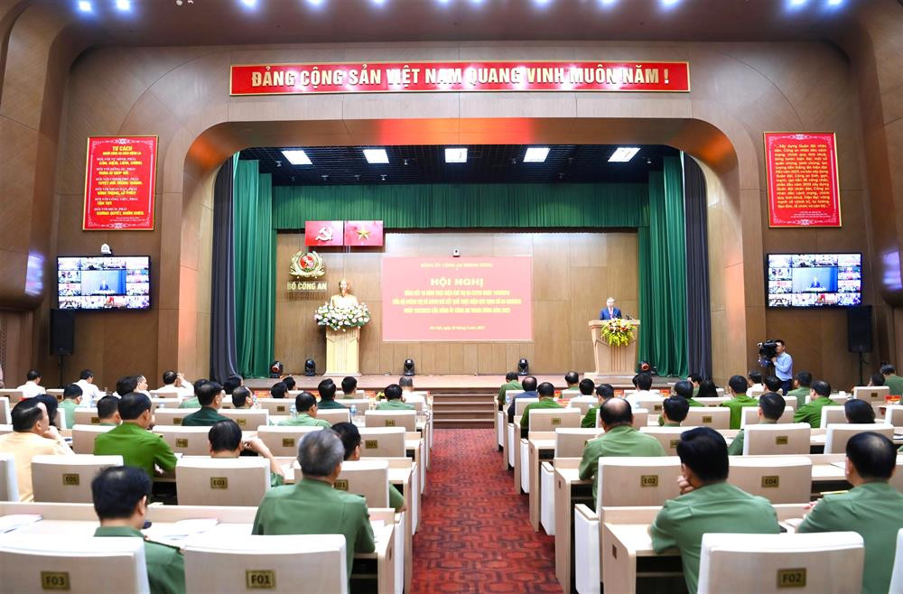 Hội nghị được truyền hình trực tuyến đến điểm cầu Công an các tỉnh, thành phố trực thuộc Trung ương. Hội nghị được truyền hình trực tuyến đến điểm cầu Công an các tỉnh, thành phố trực thuộc Trung ương.