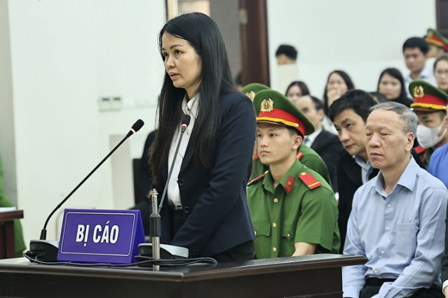 Bị cáo Trịnh Thị Thúy Nga (em ông Trịnh Văn Quyết) được trả tự do tại tòa. Bị cáo Trịnh Thị Thúy Nga (em ông Trịnh Văn Quyết) được trả tự do tại tòa.