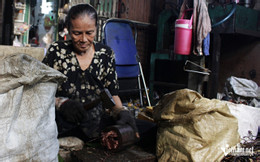 Ước muốn cuối cùng của bà là đủ sức khỏe để chăm lo cho cháu nội, đủ tiền sửa mộ phần cho người chồng quá cố. Ảnh: Hà Nguyễn