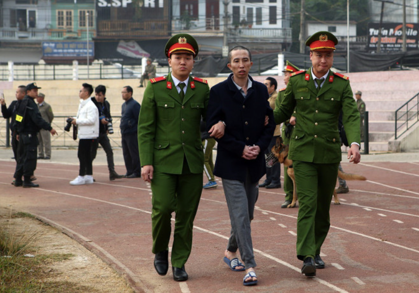 Cảnh sát dẫn giải bị cáo Bùi Văn Công - phạm tội hiếp dâm, giết hại nữ sinh giao gà.