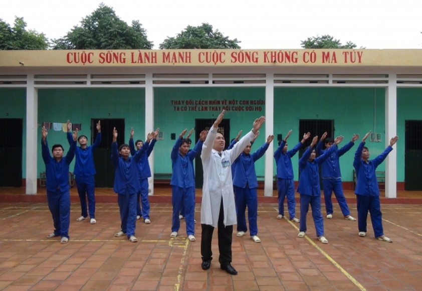 Người nghiện ma túy trong một trại cai nghiện.