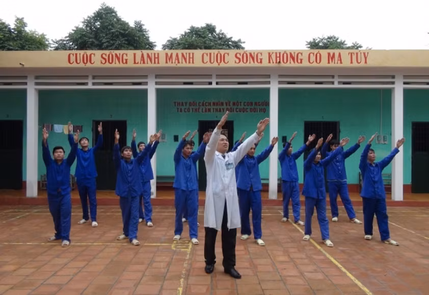Người nghiện ma túy trong một trại cai nghiện.