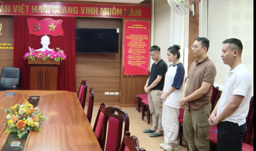 Quang Linh (bên phải ngoài cùng), Hằng Du Mục (thứ 2 từ trái sang). Quang Linh (bên phải ngoài cùng), Hằng Du Mục (thứ 2 từ trái sang).