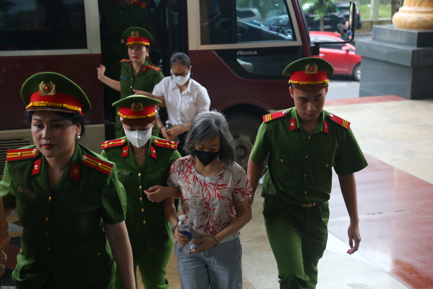 Ngoài nhóm bị cáo có đơn kháng cáo xin giảm án còn một số người có quyền lợi, nghĩa vụ liên quan cũng kháng cáo phần bồi thường dân sự.