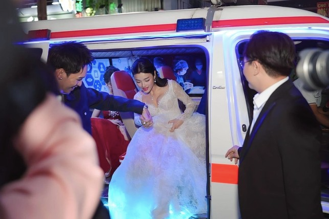 Ảnh diễn viên bước xuống từ xe cứu thương đến buổi ra mắt phim tại quận 3, TPHCM gây tranh cãi. Ảnh diễn viên bước xuống từ xe cứu thương đến buổi ra mắt phim tại quận 3, TPHCM gây tranh cãi.