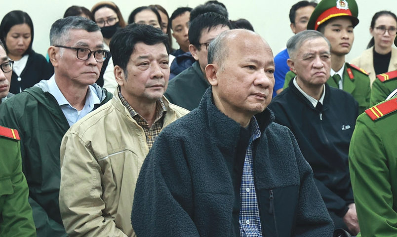 Bị cáo Lê Tiến Phương (hàng đầu) cùng đồng phạm. Bị cáo Lê Tiến Phương (hàng đầu) cùng đồng phạm.