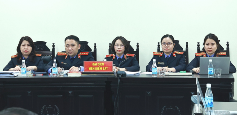 Đại diện Viện kiểm sát thực hành quyền công tố và kiểm sát xét xử. Đại diện Viện kiểm sát thực hành quyền công tố và kiểm sát xét xử.