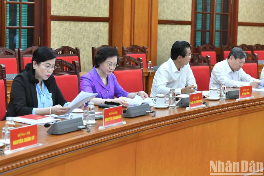 Các thành viên Tiểu ban Nhân sự tham dự cuộc họp. Các thành viên Tiểu ban Nhân sự tham dự cuộc họp.