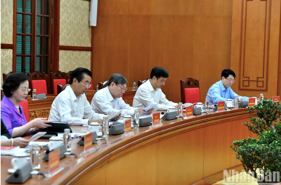 Các đồng chí lãnh đạo Đảng, Nhà nước và các thành viên Tiểu ban Nhân sự tham dự cuộc họp. Các đồng chí lãnh đạo Đảng, Nhà nước và các thành viên Tiểu ban Nhân sự tham dự cuộc họp.