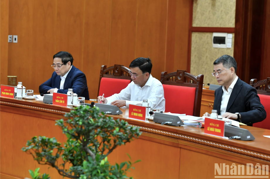 Các đồng chí lãnh đạo Đảng, Nhà nước tham dự cuộc họp. Các đồng chí lãnh đạo Đảng, Nhà nước tham dự cuộc họp.