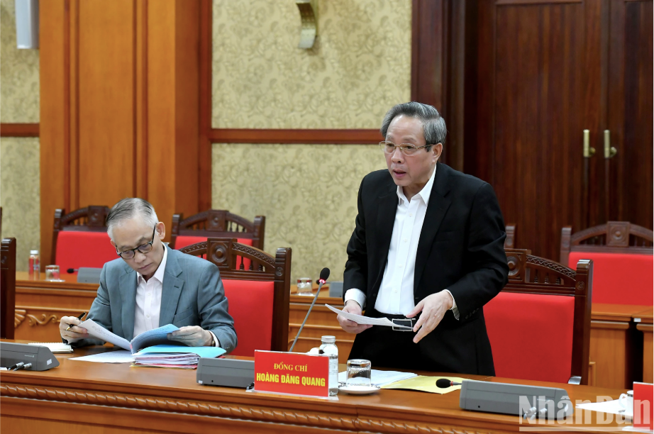 Đồng chí Hoàng Đăng Quang, Ủy viên Trung ương Đảng, Phó Trưởng ban Thường trực Ban Tổ chức Trung ương trình bày báo cáo tại cuộc họp. Đồng chí Hoàng Đăng Quang, Ủy viên Trung ương Đảng, Phó Trưởng ban Thường trực Ban Tổ chức Trung ương trình bày báo cáo tại cuộc họp.