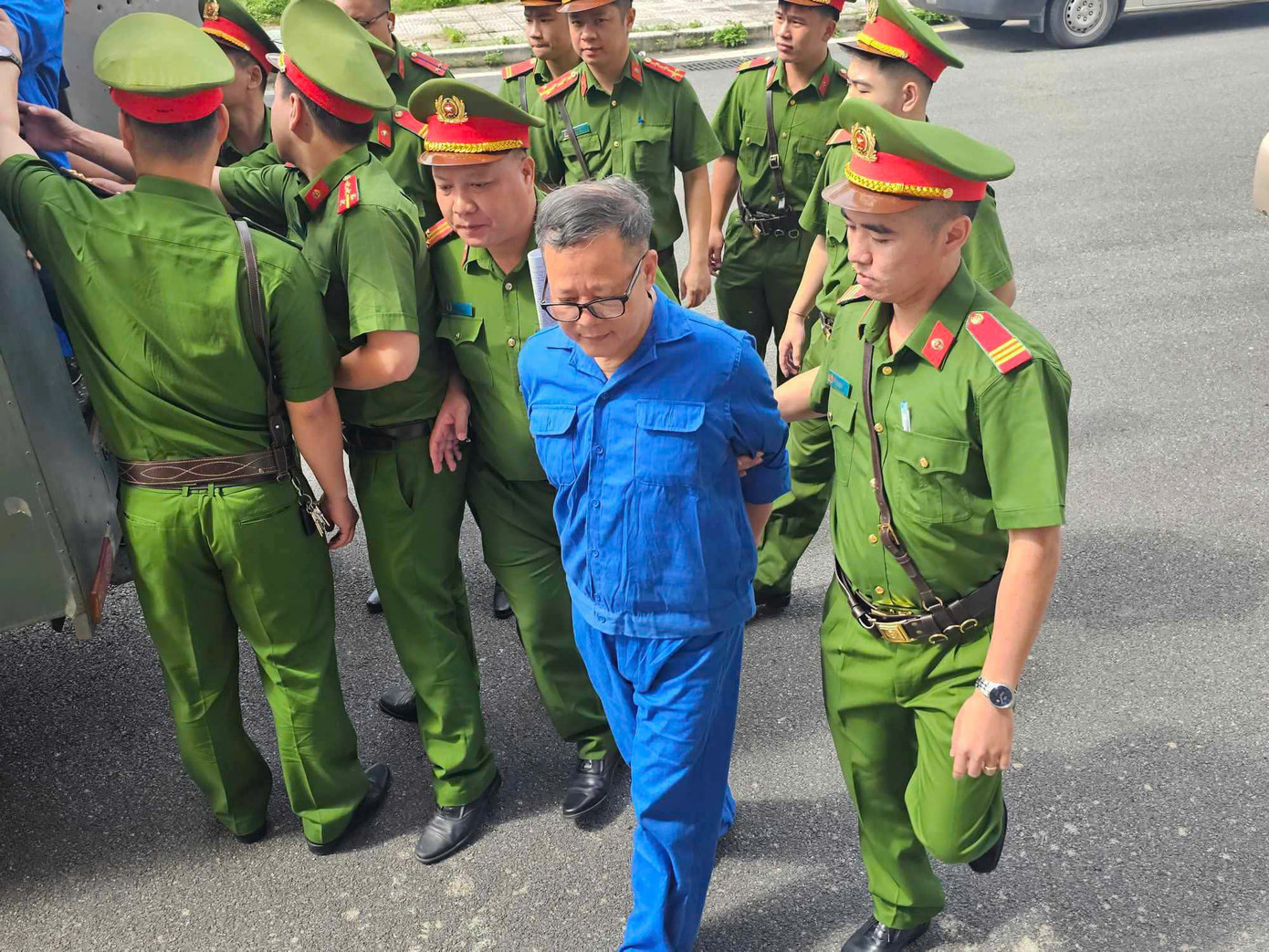 Bị cáo Đoàn Văn Huấn (Chủ tịch Công ty Thái Dương) và nhóm đồng phạm bị xét xử về các tội &quot;Vi phạm quy định về thăm dò, khai thác tài nguyên; Vi phạm quy định về kế toán gây hậu quả nghiêm trọng; Gây ô nhiễm môi trường; Buôn lậu; Tiêu thụ tài sản do người khác phạm tội mà có; Gây ô nhiễm môi trường”.