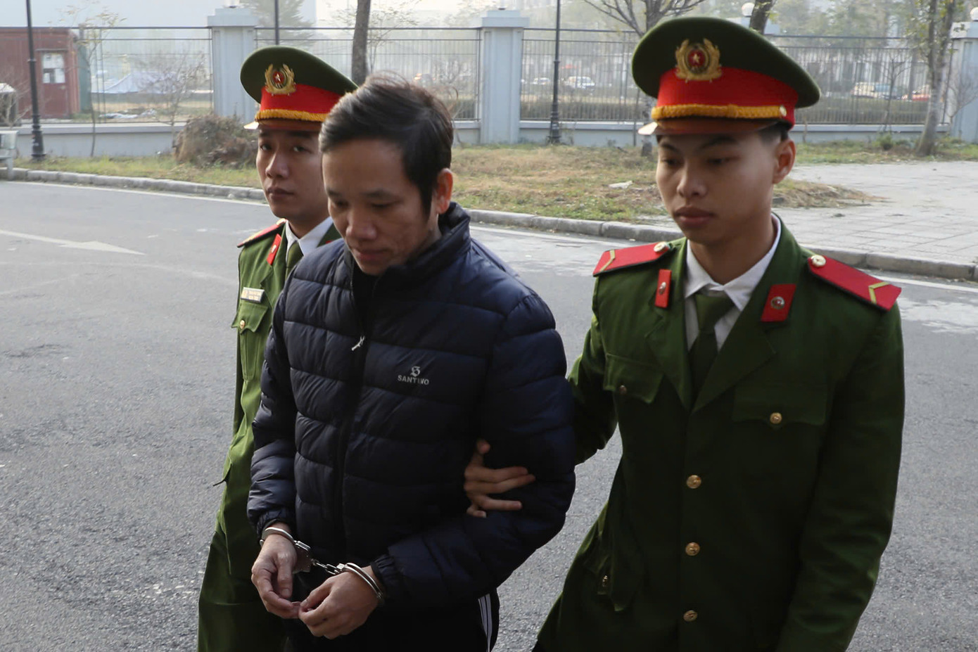 Từ 7h, cảnh sát dẫn giải các bị cáo tới hội trường xét xử.