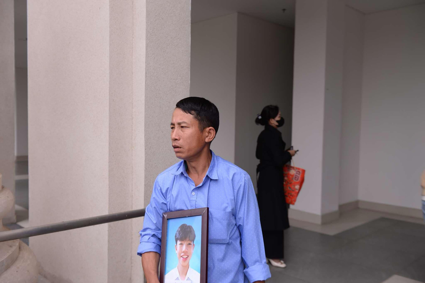 Người thân ôm di ảnh bị hại.