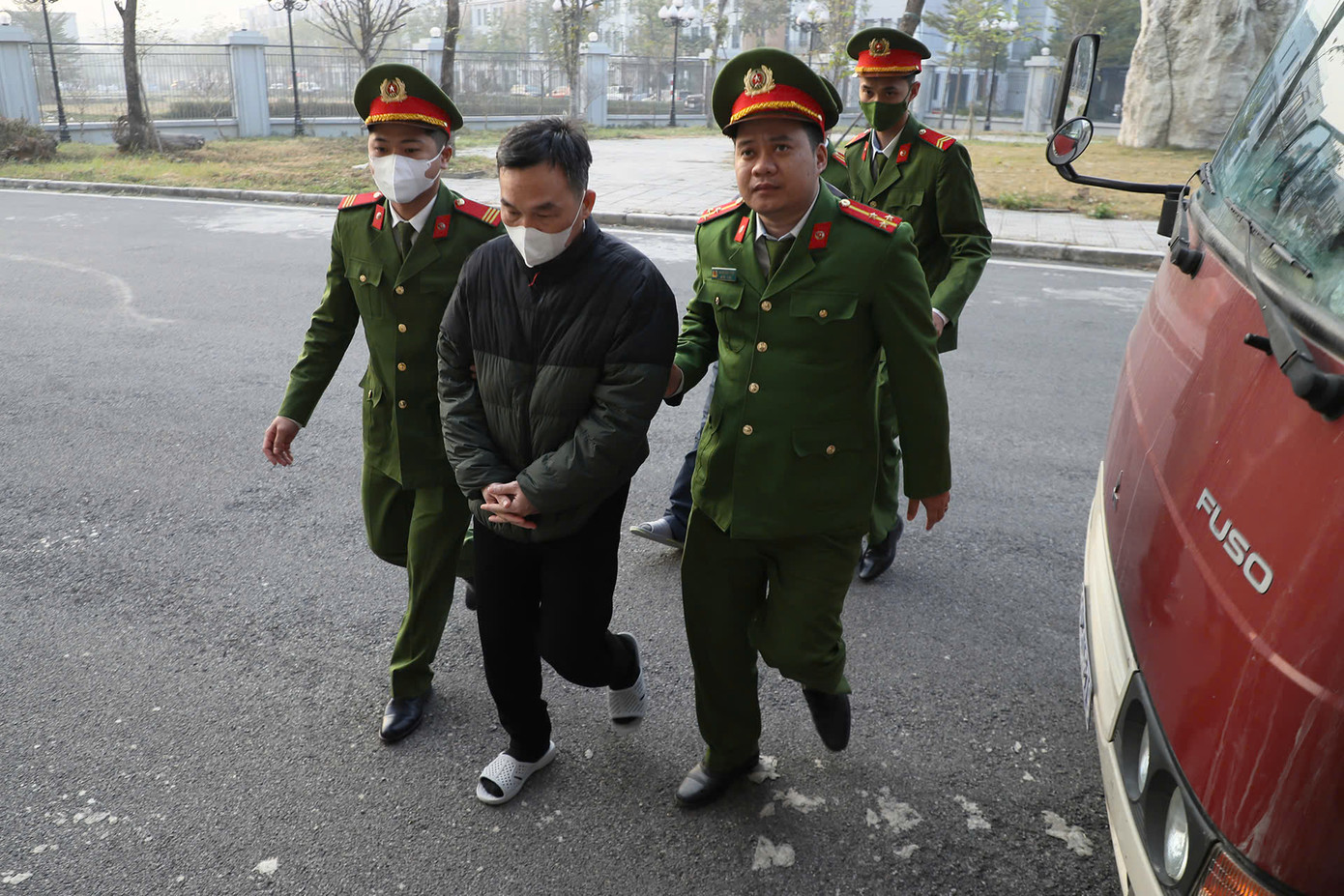 Trong 17 bị cáo, có duy nhất một người được tại ngoại.