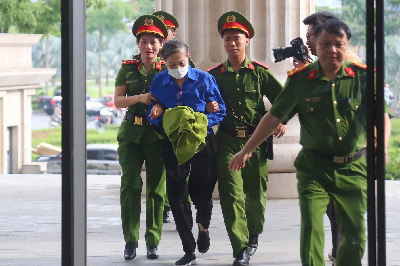 Bị cáo Hoàng Thị Thúy Lan, cựu Bí thư Tỉnh ủy Vĩnh Phúc, trông gầy, tóc bạc trắng, tiều tụy hơn so với thời điểm mới bị bắt. Bị cáo Hoàng Thị Thúy Lan, cựu Bí thư Tỉnh ủy Vĩnh Phúc, trông gầy, tóc bạc trắng, tiều tụy hơn so với thời điểm mới bị bắt.