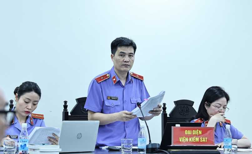 Viện kiểm sát thực hiện quyền công tố tại tòa.