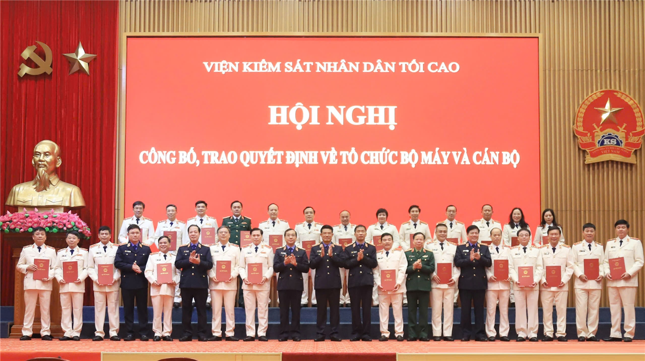 Lãnh đạo Viện KSND tối cao chụp ảnh lưu niệm với Thủ trưởng các đơn vị.