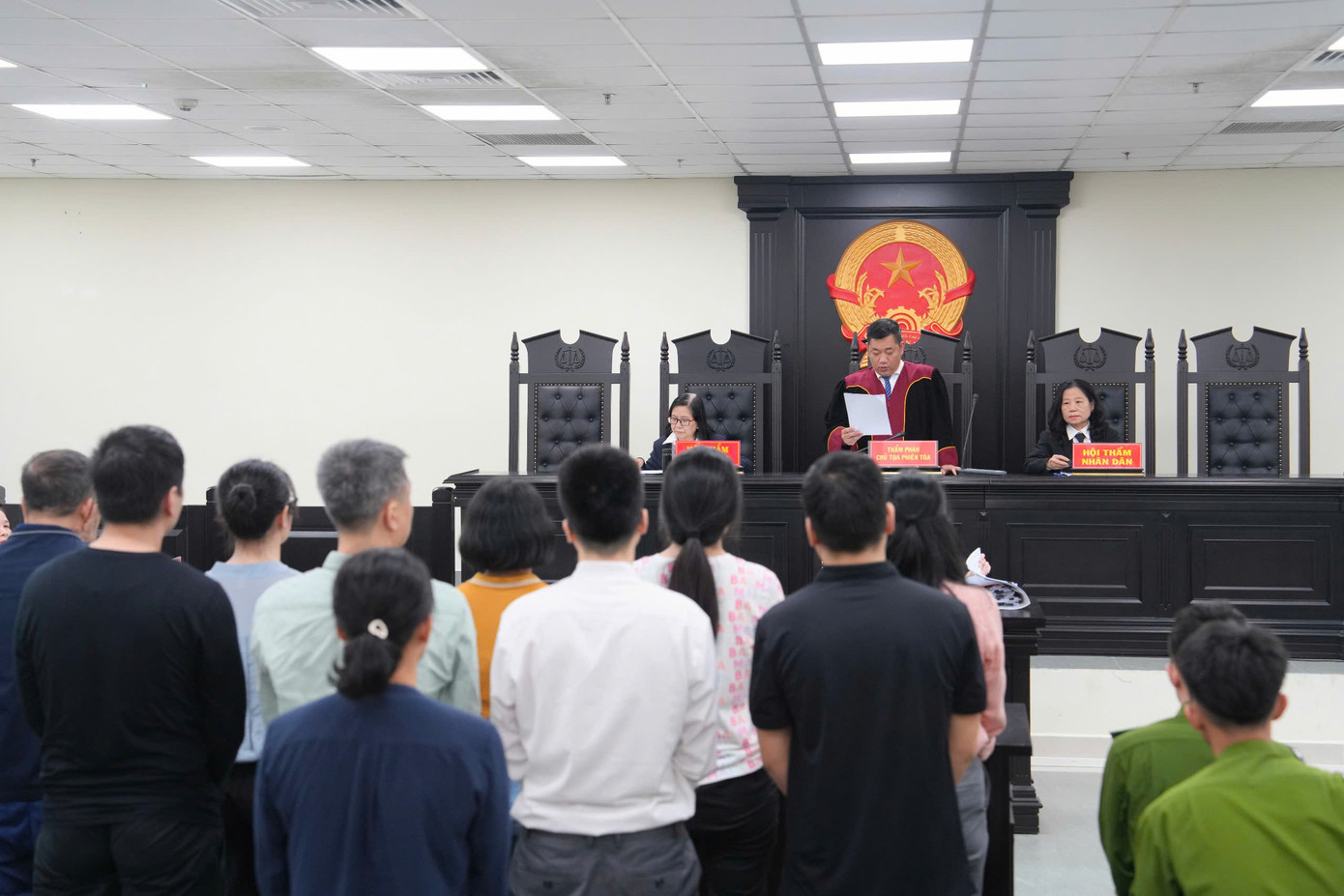 HĐXX đọc quyết định xét xử vụ án. HĐXX đọc quyết định xét xử vụ án.