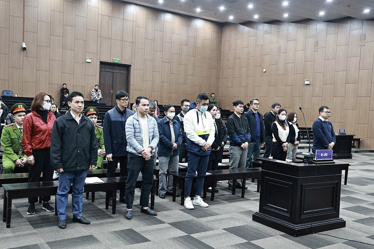 Bị cáo Trần Tùng (áo đen hàng đầu bên trái) cùng nhóm bị cáo tại phiên sơ thẩm.