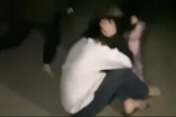 Nạn nhân bị nhóm nữ sinh Bùi Thị Thu Tr. và Nguyễn Thị Thu H. đánh tại hiện trường. Ảnh: Cắt từ clip. Nạn nhân bị nhóm nữ sinh Bùi Thị Thu Tr. và Nguyễn Thị Thu H. đánh tại hiện trường. Ảnh: Cắt từ clip.