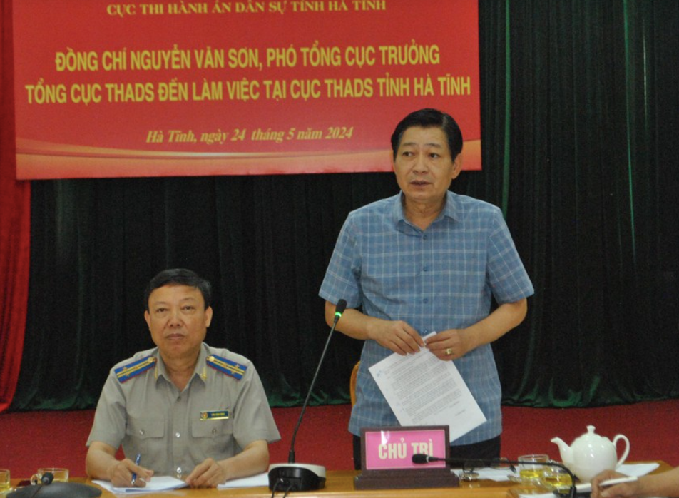 Ông Nguyễn Văn Sơn (bên phải).