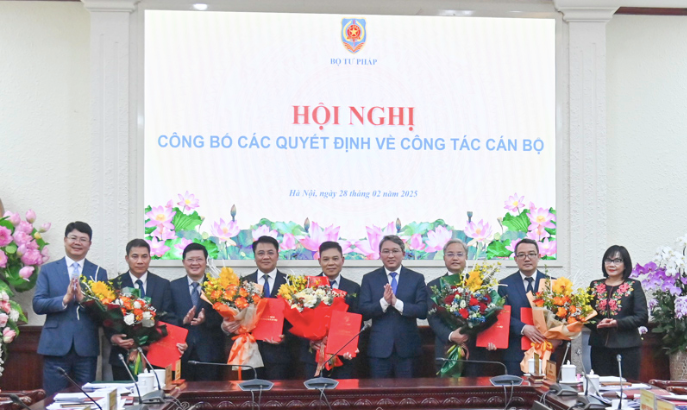 Lãnh đạo Bộ Tư pháp trao quyết định cho các tân cục trưởng, vụ trưởng. Lãnh đạo Bộ Tư pháp trao quyết định cho các tân cục trưởng, vụ trưởng.