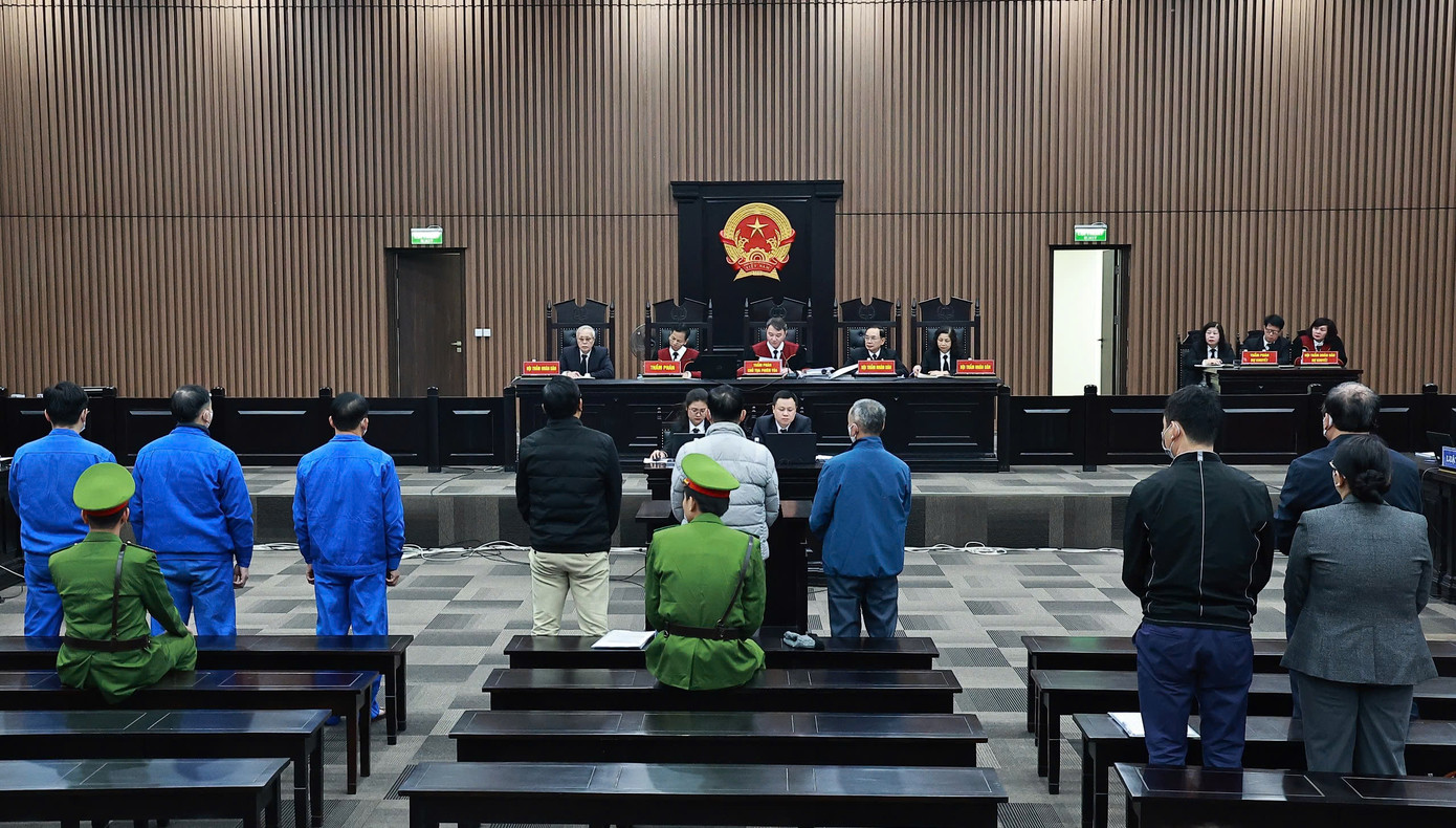 HĐXX làm thủ tục khai mạc phiên tòa. HĐXX làm thủ tục khai mạc phiên tòa.