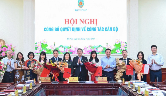 Bộ trưởng Nguyễn Hải Ninh trao quyết định và tặng hoa các cán bộ được bổ nhiệm. Bộ trưởng Nguyễn Hải Ninh trao quyết định và tặng hoa các cán bộ được bổ nhiệm.